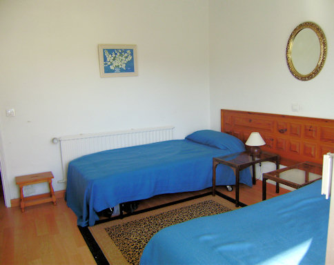 Bedroom with 2 single beds