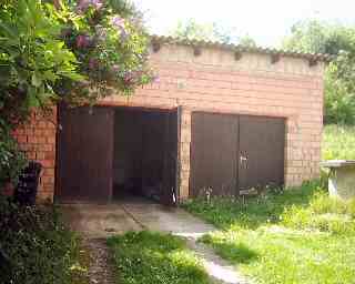 Garages with cellar